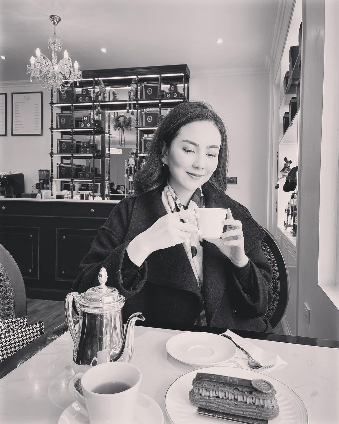 "Không cần vội em như Hà Nội", MC Mai Ngọc viết.