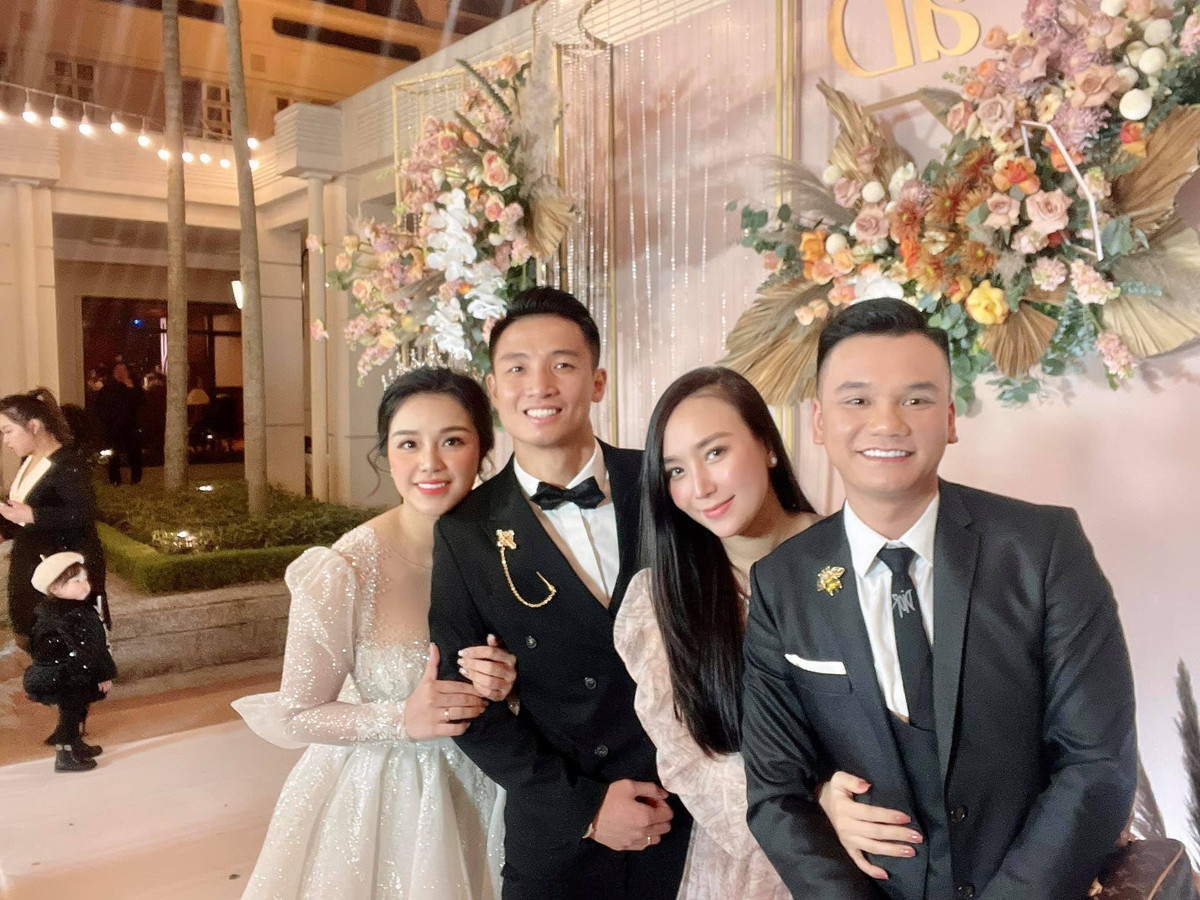 Khắc Việt cùng bà xã tới chung vui trong đám cưới cầu thủ Tiến Dũng.