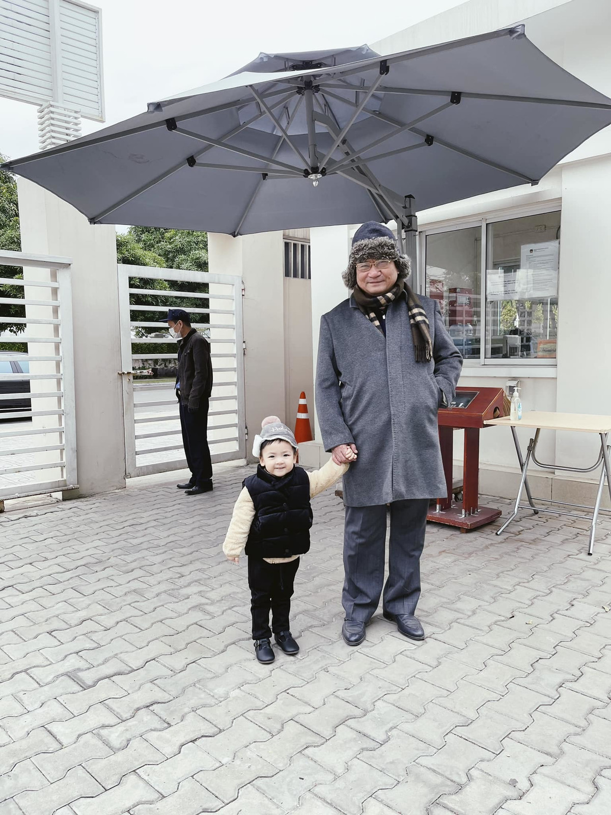 Á hậu Tú Anh hạnh phúc khoe ảnh con trai ngày đầu đi học. "Buổi sáng mai hôm ấy, một buổi mai đầy sương thu và gió lạnh. Ông tôi âu yếm nắm tay tôi dẫn đi trên con đường dài và hẹp. Con đường này tôi đã quen đi lại lắm lần, nhưng lần này tự nhiên tôi thấy lạ. Cảnh vật chung quanh tôi đều thay đổi, vì chính lòng tôi đang có sự thay đổi lớn: Hôm nay tôi đi học", người đẹp mượn lời văn chia sẻ về cảm xúc của con trai.