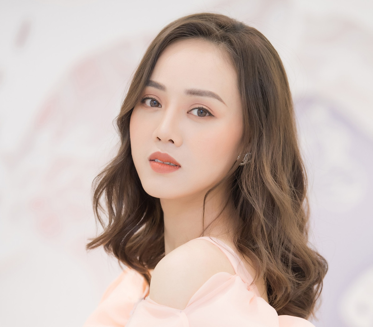 Vợ kém 15 tuổi của NSND Công Lý đăng ảnh đẹp và hóm hỉnh viết: "Bình yên là ở đây. Chân tình cũng là đây. Thế quà của em đâu?''.