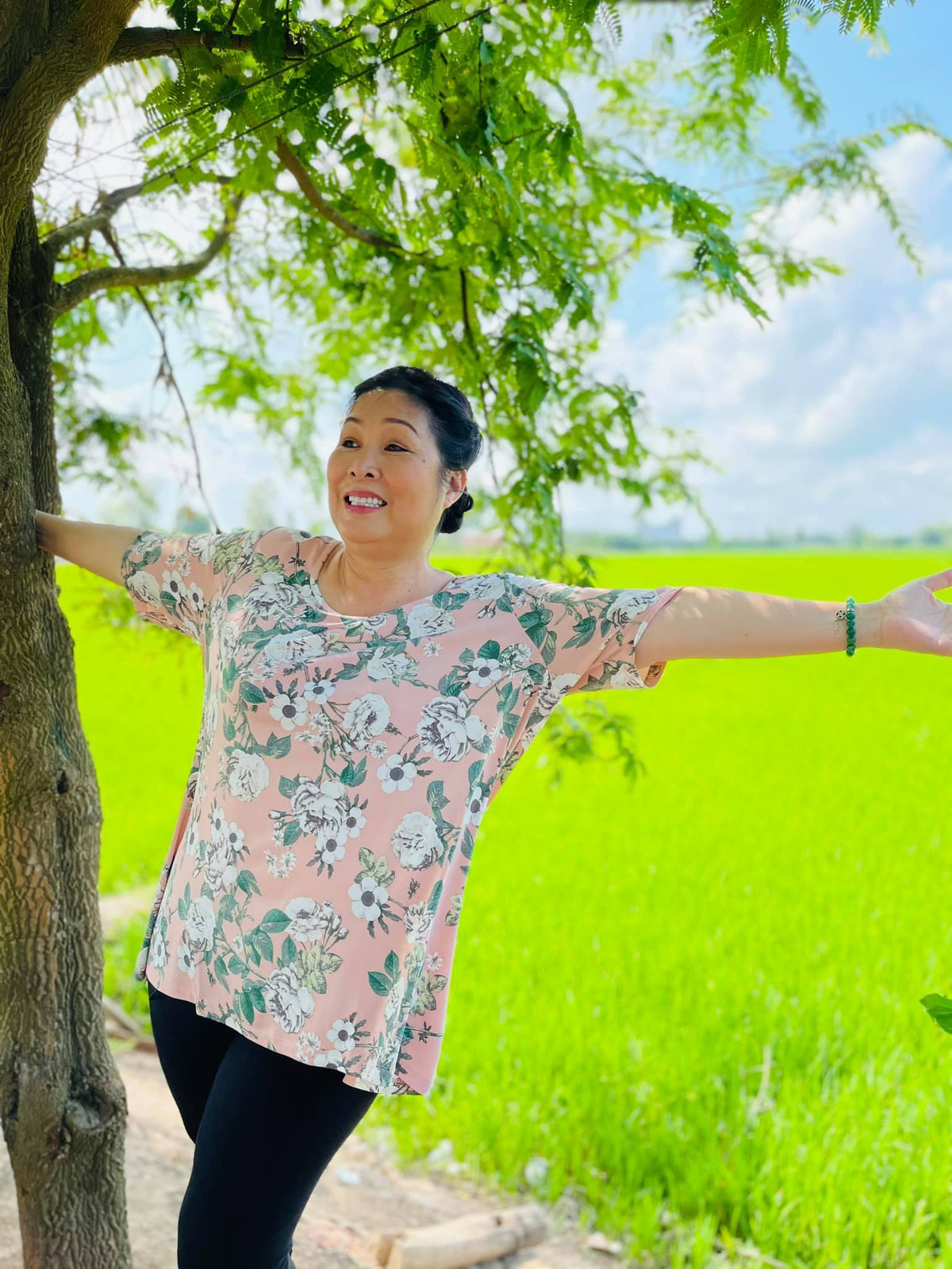 Sao Việt Hồng Vân tự hỏi: "Bao giờ thì mọi thứ trở lại bình yên?".