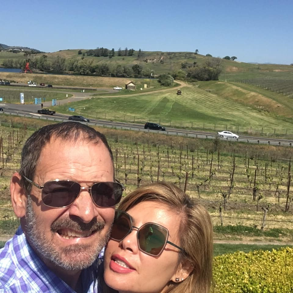 Ông xã Ngọc Anh đăng ảnh vợ chồng tình cảm.