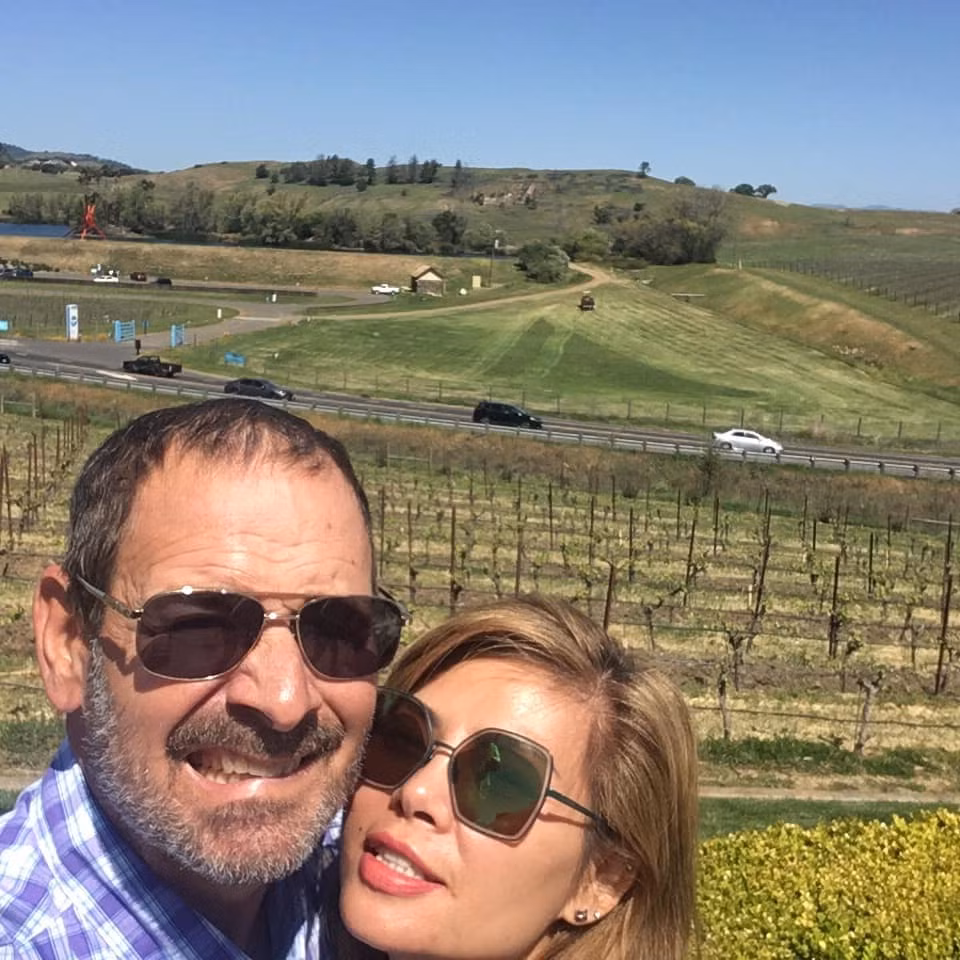 Ông xã Ngọc Anh đăng ảnh vợ chồng tình cảm.