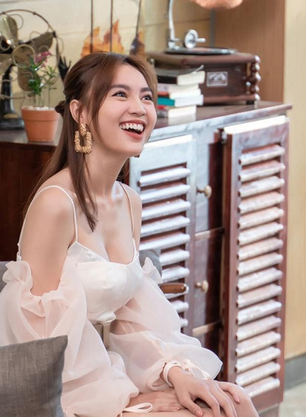 Nhưng không thể phủ nhận, gương mặt xinh đẹp và nụ cười rạng rỡ là điểm cộng lớn nhất của diễn viên Lan Ngọc mỗi lần xuất hiện.