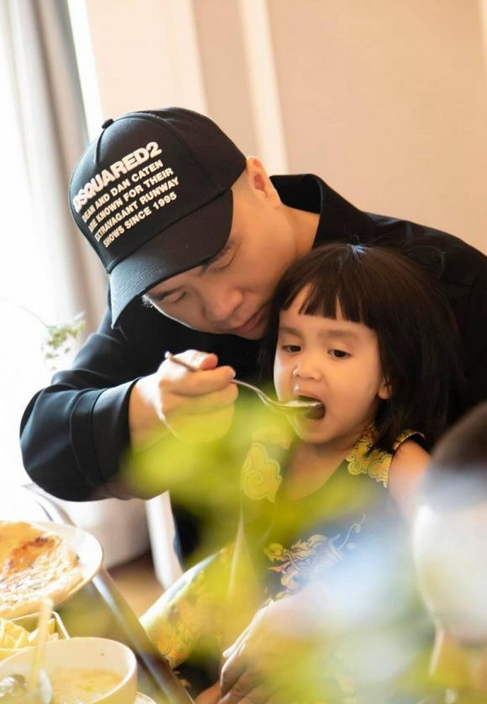 Đỗ Mạnh Cường được khen đảm đang khi chăm sóc cùng lúc 4 người con nuôi.