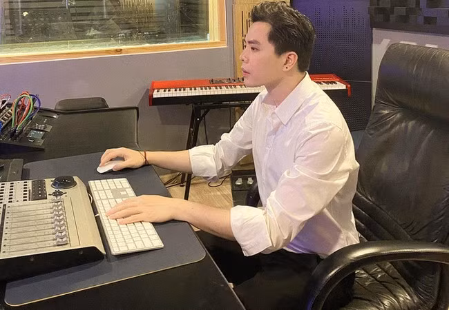 Trịnh Thăng Bình chuẩn "soái ca" với sơ mi trắng, quần tây trong giờ làm việc.