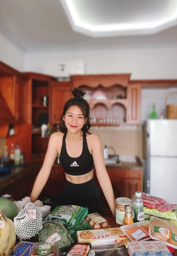 Khả Ngân tích trữ đồ ăn cho gia đình trong mùa dịch. Cô kêu gọi mọi người hạn chế ra ngoài.
