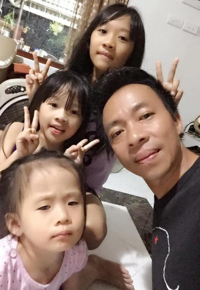 Ca sĩ Việt Hoàn tranh thủ vui đùa cùng các con trong những ngày nghỉ hát.