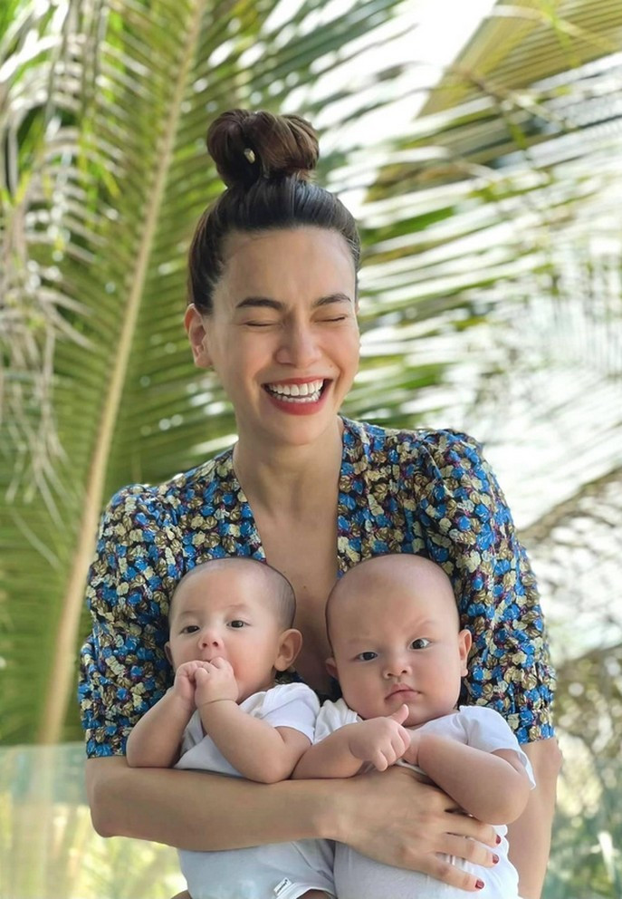 Đàm Thu Trang đăng tải khoảnh khắc bên con gái Suchin. Bên cạnh những ý kiến khen ngợi về sự đáng yêu, lém lỉnh của nhóc tỳ, vài cư dân mạng để lại bình luận khiếm nhã. Một người viết: "Không đẹp bằng Lisa con Hà Hồ". Đàm Thu Trang đã lập tức đáp trả: "Chúc con chị sẽ có duyên hơn chị".