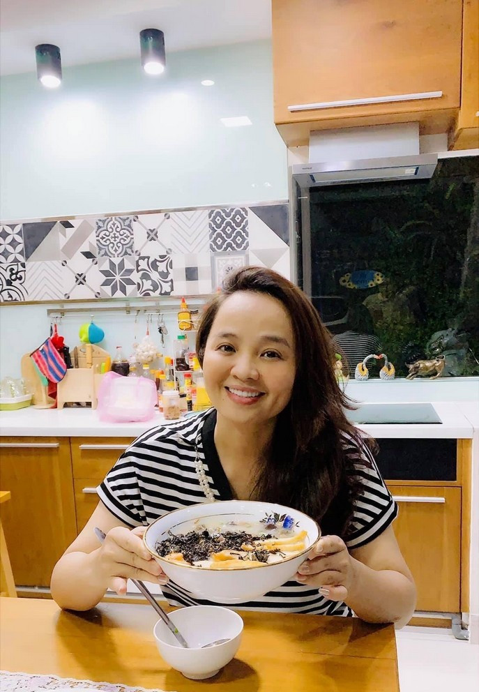 Diễn viên Hoài An khoe thành quả món cháo nấm chả cua mình vừa nấu.