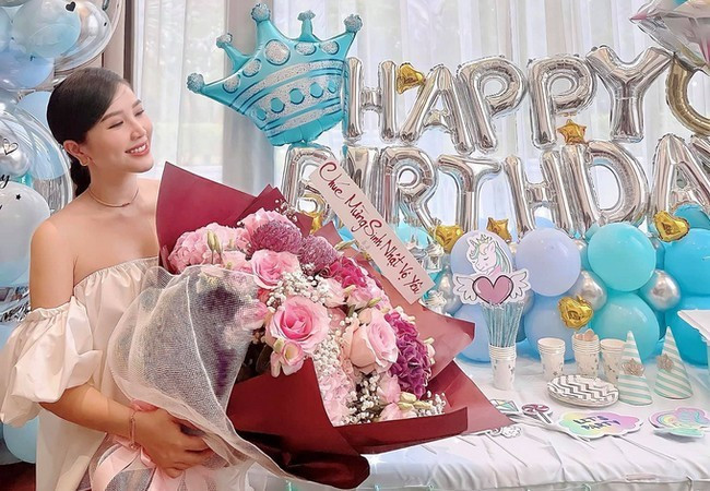 Bảo Thy bất ngờ khi được chồng bí mật tổ chức tiệc sinh nhật đón tuổi 33.