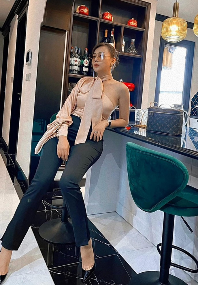 Sao Việt Phương Oanh diện set đồ sang chảnh, phụ kiện kính mát chỉ để chụp ảnh trong nhà.