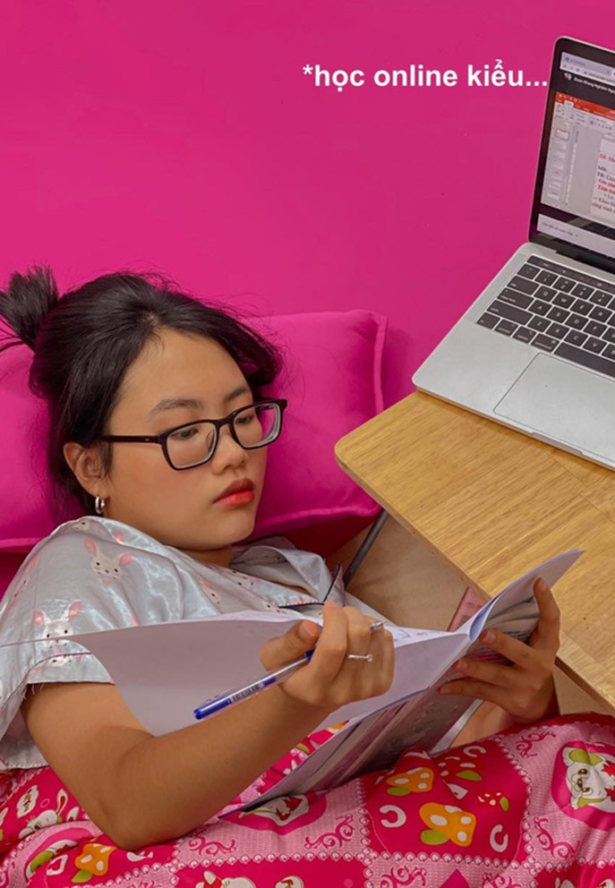 Phương Mỹ Chi gây cười với tư thế vừa nằm vừa chăm chú làm bài tập khi học online.