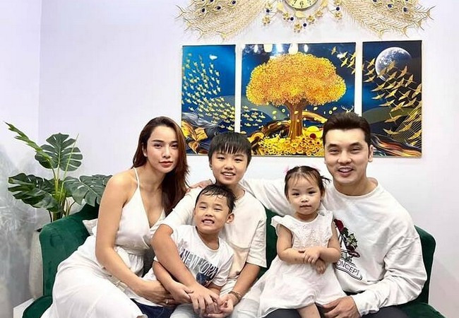 Gia đình Ưng Hoàng Phúc - Kim Cương cùng diện dresscode trắng chụp ảnh kỷ niệm.