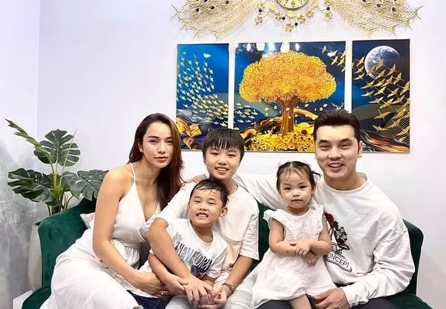 Gia đình Ưng Hoàng Phúc - Kim Cương cùng diện dresscode trắng chụp ảnh kỷ niệm.