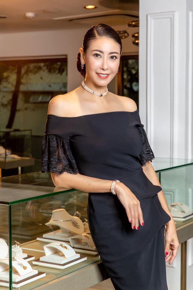 Hoa hậu Việt Nam 1992 dù hơn cả tuổi Phượng Chanel nhưng chứng tỏ đẳng cấp khi mặc đầm hoặc áo trễ vai vừa trẻ trung, tinh tế mà vẫn đảm bảo sự sang trọng cần thiết.