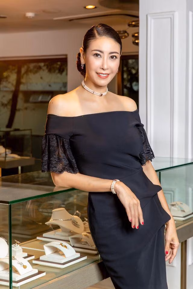 Hoa hậu Việt Nam 1992 dù hơn cả tuổi Phượng Chanel nhưng chứng tỏ đẳng cấp khi mặc đầm hoặc áo trễ vai vừa trẻ trung, tinh tế mà vẫn đảm bảo sự sang trọng cần thiết.