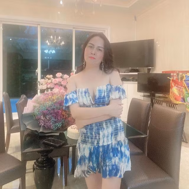 Việc diện đồ gợi cảm thì không có gì quá đáng tuy nhiên váy trễ vai vốn đã rất sexy, Phượng Chanel còn cố tình chọn những thiết kế xẻ ngực chữ V làm bầu ngực lồ lộ trông kệch cỡm.