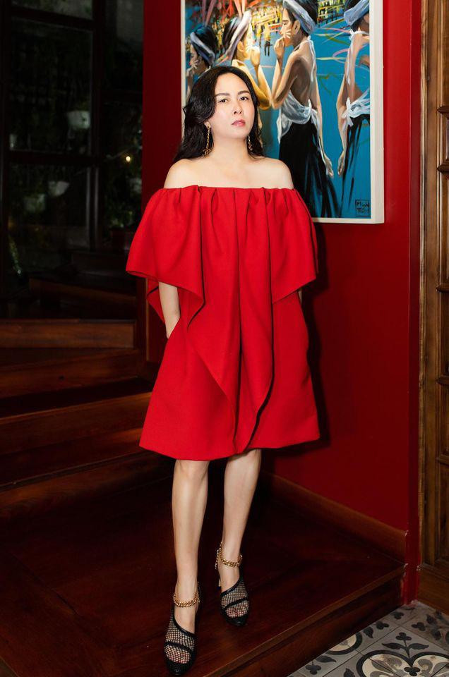 Có khi doanh nhân Phượng Chanel lại chọn nhầm mẫu váy dáng rộng khiến vóc dáng lùng bùng và lùn một mẩu.