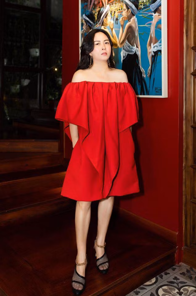 Có khi doanh nhân Phượng Chanel lại chọn nhầm mẫu váy dáng rộng khiến vóc dáng lùng bùng và lùn một mẩu.