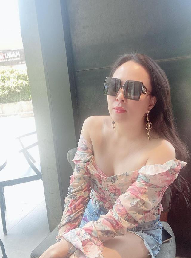 Niềm đam mê khoe vai bằng váy áo trễ khiến nữ doanh nhân Thanh Hóa lại thành điểm chí mạng khiến hình ảnh của cô trở nên kém tinh tế, sexy quá đà.