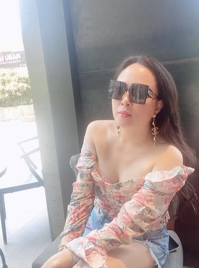 Niềm đam mê khoe vai bằng váy áo trễ khiến nữ doanh nhân Thanh Hóa lại thành điểm chí mạng khiến hình ảnh của cô trở nên kém tinh tế, sexy quá đà.