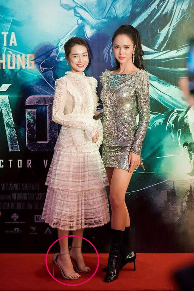 ây cũng chẳng phải lần đầu những đôi sandal quai mảnh "phản chủ" khiến bà xã danh hài Trường Giang kém hoàn hảo.