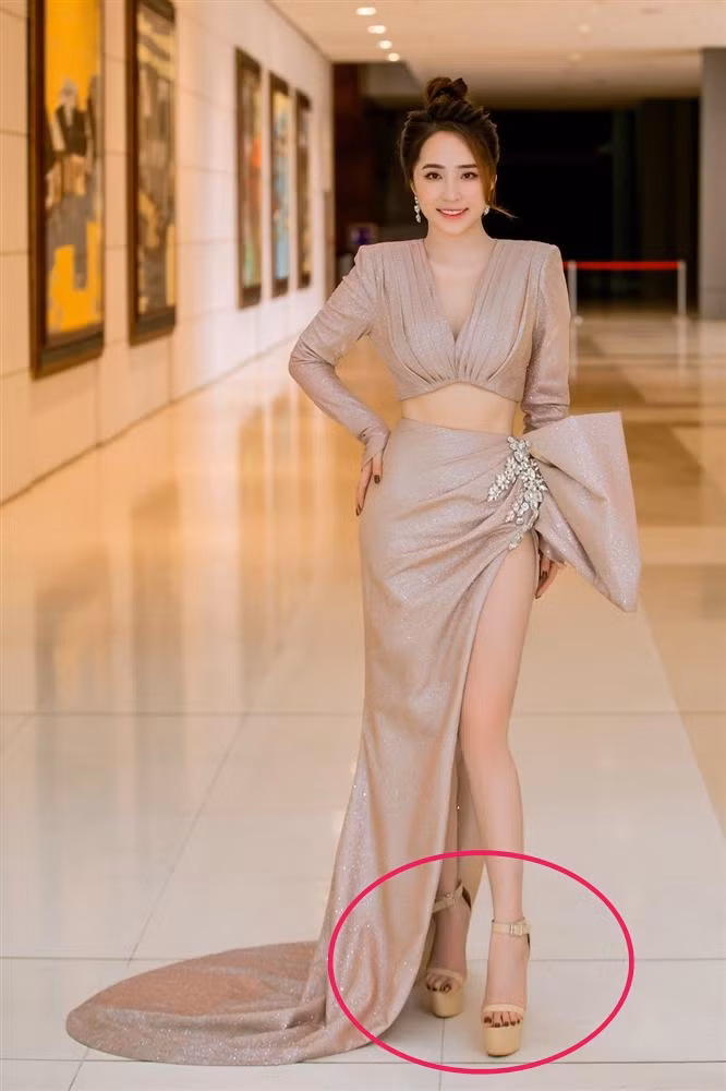 Các ngón chân của Quỳnh Nga khổ sở bấu víu lấy đôi giày cục mịch nhưng vẫn sẵn sàng xổ ra khỏi giày bất cứ lúc nào.