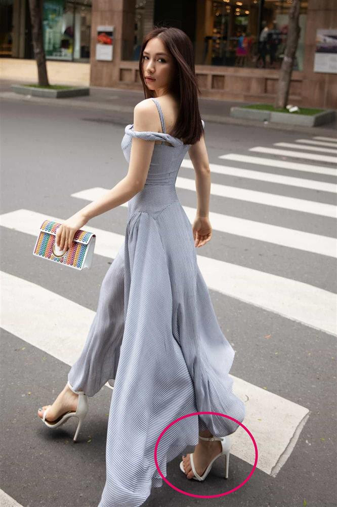 oà Minzy cũng rơi vào tình trạng thòi lòi ngón chân rất mất thẩm mỹ.