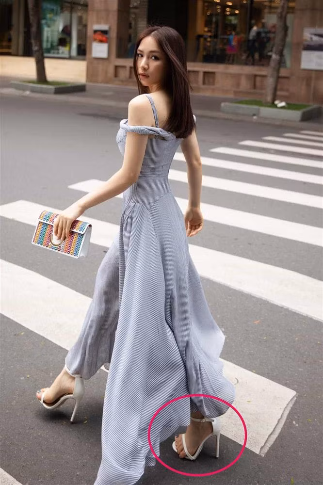 Hoà Minzy cũng rơi vào tình trạng thòi lòi ngón chân rất mất thẩm mỹ.