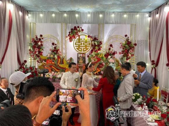 Được biết, mới đây một người bạn thân thiết chia sẻ loạt ảnh của Hồ Bích Trâm trong lúc làm lễ. Tại đây, cô dâu đã bật khóc nức nở khi nghe anh trai, mẹ ruột và người thân chia sẻ xúc động trước khi cho quà. Đây cũng là lần đầu tiên khán giả thấy cận mặt ông xã nữ diễn viên. Không chỉ thế, nhiều người ngỡ ngàng trước hình ảnh người đẹp đeo vàng nặng trĩu cổ trong ngày trọng đại.