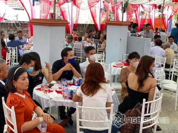 Mọi người ngồi giữ khoảng cách và đeo khẩu trang trong suốt buổi dự lễ cưới.