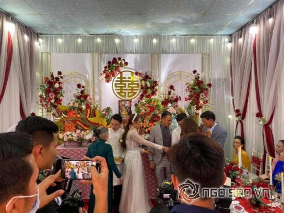 Trước tình huống cấp bách này, người đẹp cho biết gia đình cô đã bàn bạc và thống nhất phương án chia khách dự tiệc theo các khung giờ 7h, 8h30, 9h30, và 11h và mỗi khung giờ tối đa 50 người dự để đảm bảo yêu cầu phòng chống dịch của địa phương.