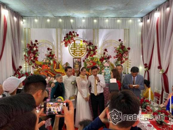 Nữ diễn viên gốc Quảng Ngãi xúc động chia sẻ trước khi về nhà chồng: "Ba ơi, họ Hồ mình đông đủ, chỉ có ba ngồi đây. Thật sự xúc động, ước gì ba có thể còn sống. Cô 8 ôm con và khóc, con cũng lo mắt sưng lên. Nhưng vẫn không kiềm được nước mắt. Cảm xúc quá ba ạ, con nhớ ba vô cùng". 