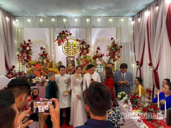 Ông xã Quản Trọng điển trai lần đầu tiên lộ diện trong đám cưới.