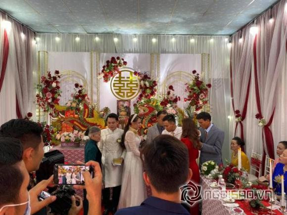 Tại lễ cưới, Hồ Bích Trâm chọn áo dài trắng với chi tiết ren mỏng khoe nhan sắc xinh đẹp, gợi cảm. Trong khi đó, vị hôn phu của cô diện áo dài. Dù chênh lệch 7 tuổi song cả hai được nhận xét đẹp đôi khi sánh bước cùng nhau.