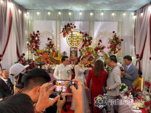 br/> Sáng nay (5/5), đám cưới Hồ Bích Trâm chính thức được tổ chức tại quê nhà Quảng Ngãi. Mới đây, có một vài sao Việt như Hà Trí Quang, Long Nhật, Hùng Thuận, Phương Dung,... cố gắng về quê để chúc mừng nữ diễn viên. Được biết, hôn lễ của Hồ Bích Trâm và ông xã Quản Trọng được tổ chức đơn giản trong gia đình giữa tình hình dịch bệnh COVID-19. Mọi người đều ý thức đeo khẩu trang và sát khuẩn tay khi đến tham dự.