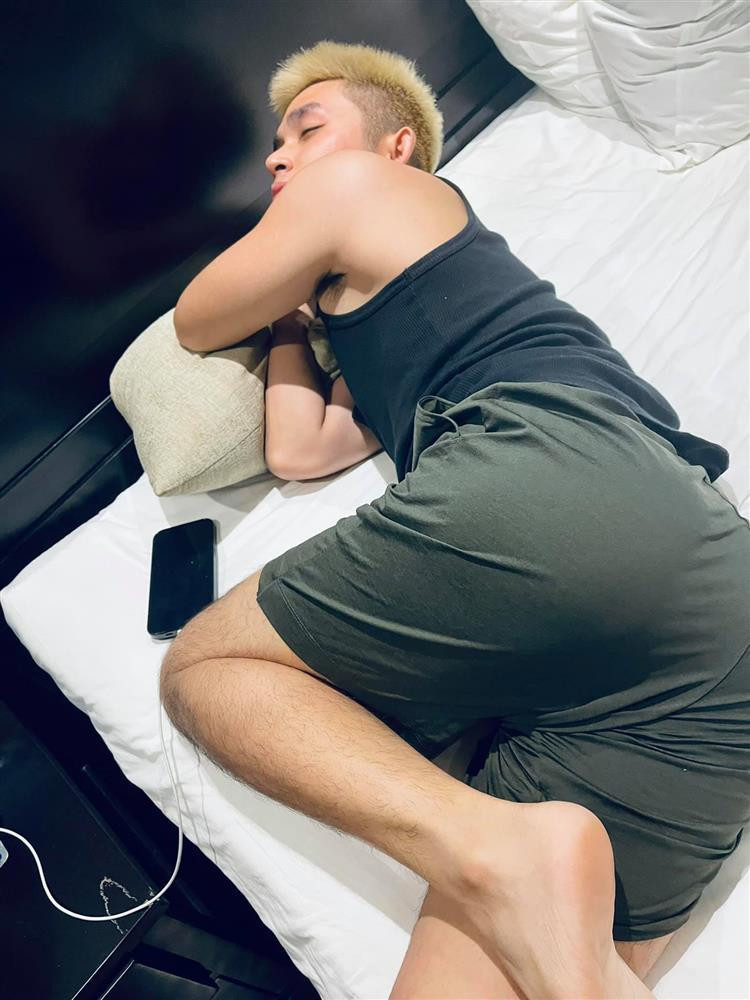 Dưới góc máy của Karik, các thành viên Running Man xuất hiện với những biểu cảm hài hước, tư thế nằm "khó đỡ"... Điển trai như Jun Phạm hay Ngô Kiến Huy, Liên Bỉnh Phát cũng không thoát khỏi "cảnh ngộ" xuống sắc.