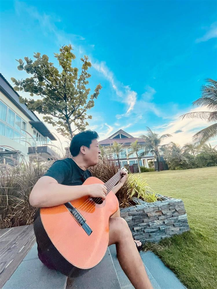 Trường Giang ngồi chơi đàn cũng không thoát khỏi ống kính Karik. Ngay khi lên sóng, hình ảnh "dìm hàng" đồng đội của Karik nhanh chóng nhận được sự quan tâm từ dân mạng. Bên cạnh bình luận tỏ ra thích thú trước độ nhây của Karik, một bộ phận lại khuyên nam ca sĩ "tem tém lại kẻo dễ bị nghiệp quật".