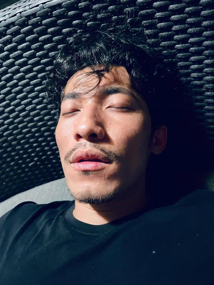 Riêng Liên Bỉnh Phát trông "khá khẩm" hơn mọi người một chút. "Anh ơi coi chừng bị nghiệp quật nha! Đừng để anh là tầm ngắm với mọi người giống như là chú Trấn Thành mùa trước"; "Ông Karik này nhiều chiêu trò ghê"; "Dìm hàng nhưng vẫn còn nương tay với mọi người"; "Coi chừng nghiệp quật thành con gà xé phay nhé Karik"..., là những bình luận trêu chọc.