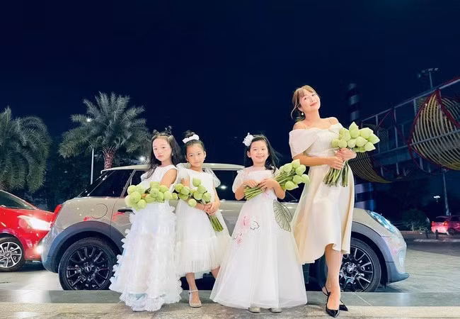 Ốc Thanh Vân đưa các con đi dự ra mắt phim 'Trạng Tí'. Bé Lavie - con gái cố diễn viên Mai Phương (đứng kế nữ MC - PV) càng lớn càng giống mẹ.