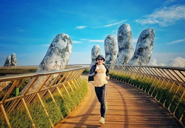 Nhạc sĩ Huy Tuấn khoe khoảnh khắc chạy bộ trên Cầu Vàng - một trong những biểu tượng của TP.Đà Nẵng.