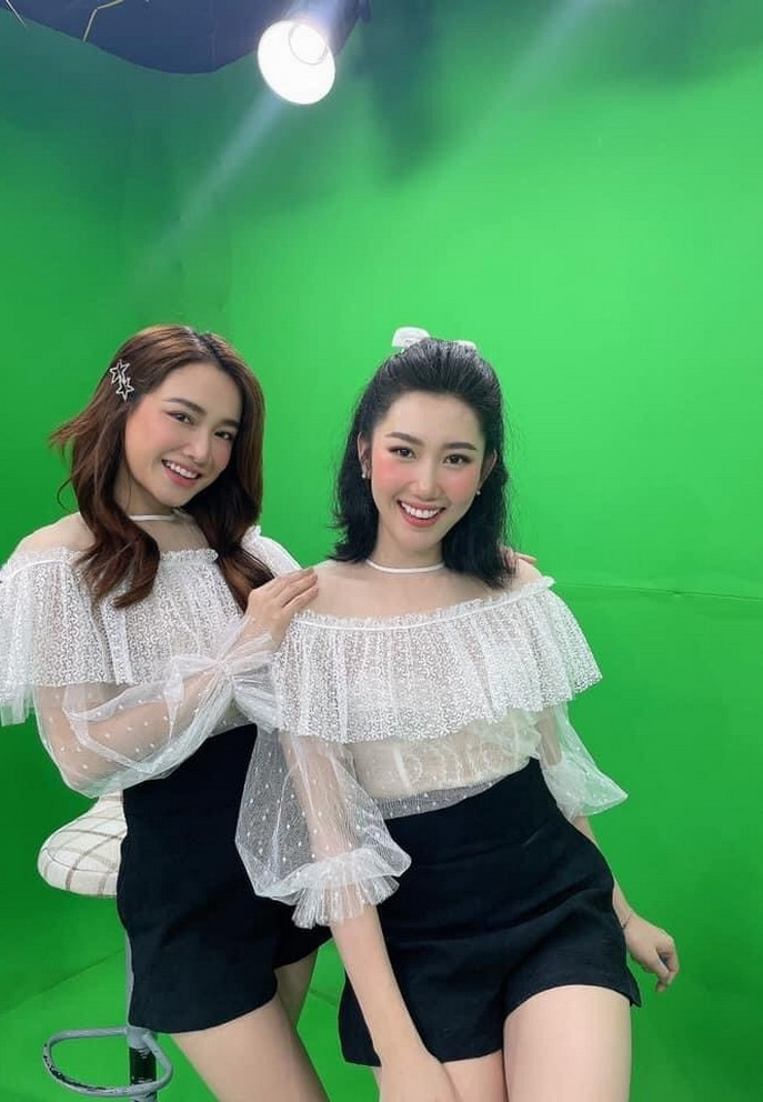 Nhã Phương cùng Thúy Ngân thể hiện tình bạn thân thiết khi cùng diện đồ đôi tham gia ghi hình.