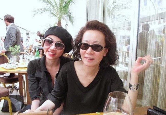 Ngân Khánh đăng ảnh chụp cùng diễn viên Hàn Quốc Youn Yuh Jung chúc mừng bà vừa chiến thắng giải Oscar.