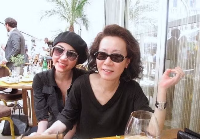 Ngân Khánh đăng ảnh chụp cùng diễn viên Hàn Quốc Youn Yuh Jung chúc mừng bà vừa chiến thắng giải Oscar.