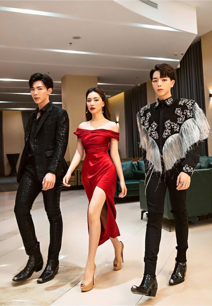 Bộ ba "Hoa dâm bụt" thần thái với trang phục lộng lẫy sải bước trong sự kiện.