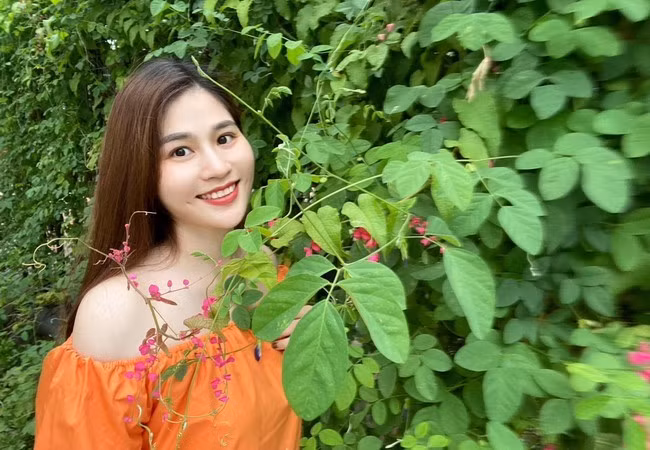 MC thời sự VTV Minh Trang khoe vẻ ngoài trẻ đẹp, thần thái rạng rỡ dù đã là "mẹ một con". "Em đứng ở đây mừng giải phóng", cô viết.