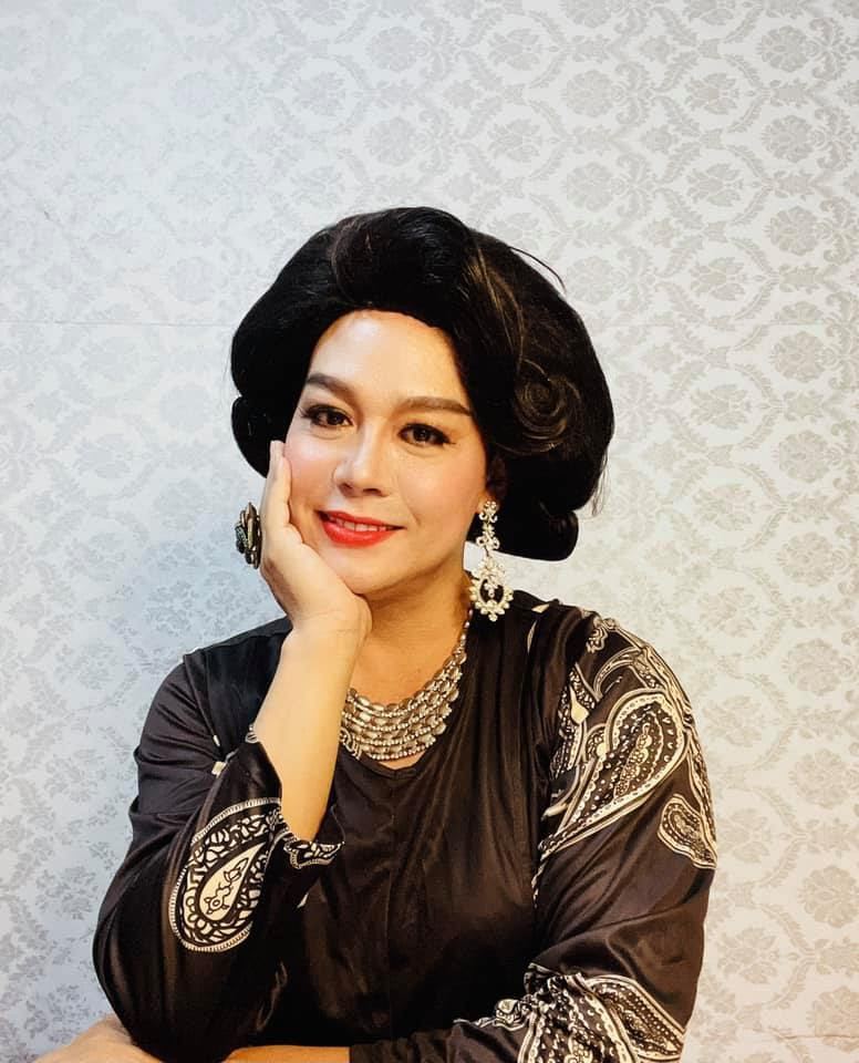 Minh Dũng hóa trang mỗi ngày khi livestream trò chuyện với khán giả cho vui và đỡ nhớ nghề.