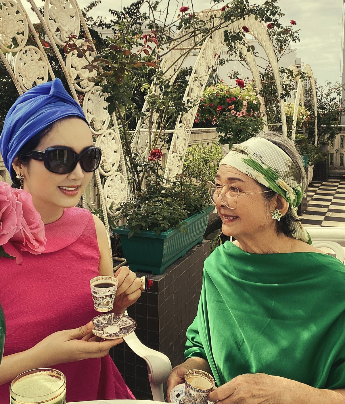 Mẹ con Giáng My thưởng trà bánh ngoài vườn.