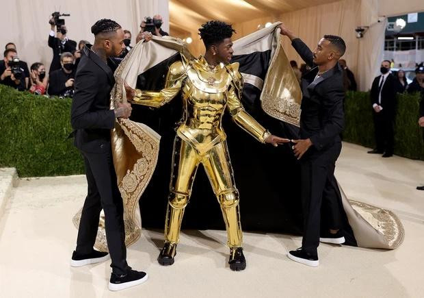 Xuất hiện trên thảm đỏ Met Gala 2021 mới đây, nam rapper Lil Nas X trở thành tâm điểm chú ý với màn chào sân cực kì hoành tráng.